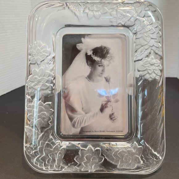 Crystal Clear Signatures Chrysanthemum Rectangular Crystal Photo Frame 4x6 Frost - Picture 1 of 15